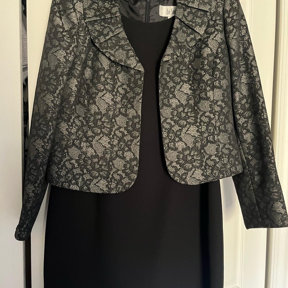 Le Suit Black and Silver Floral Blazer